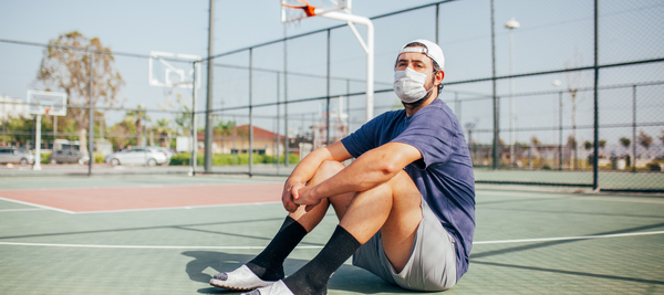 正濱國中籃球隊恢復練球 球員戴口罩 氣喘吁吁